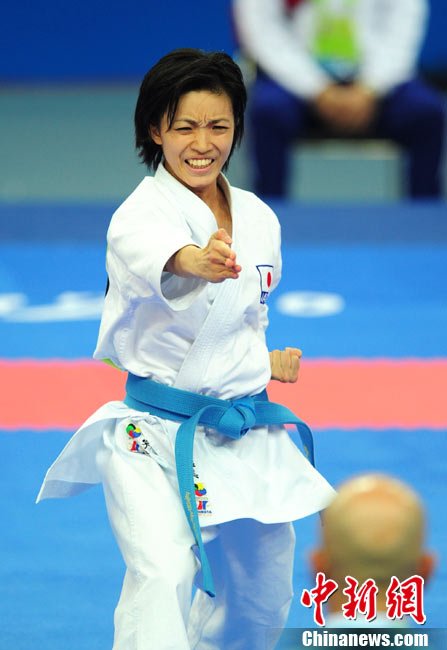 11月24日上午,日本女子宇佐美里香在广东体育馆夺得亚运空手道选手荡秋千越荡越高寓意图片