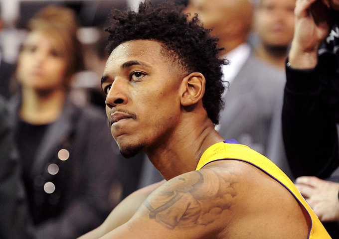 尼克-杨上演罚球线起跳扣篮 疑为分散注意力