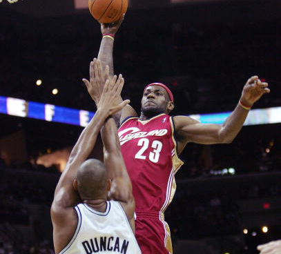 詹姆斯职业生涯十大扣篮 飞扣邓肯羞辱加内特