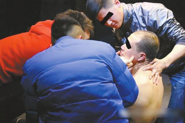 成都举办地下格斗场 3个月50次血腥肉搏(图)