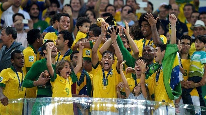 联合会杯-巴西夺冠捧杯大狂欢 内马尔幸福吻奖