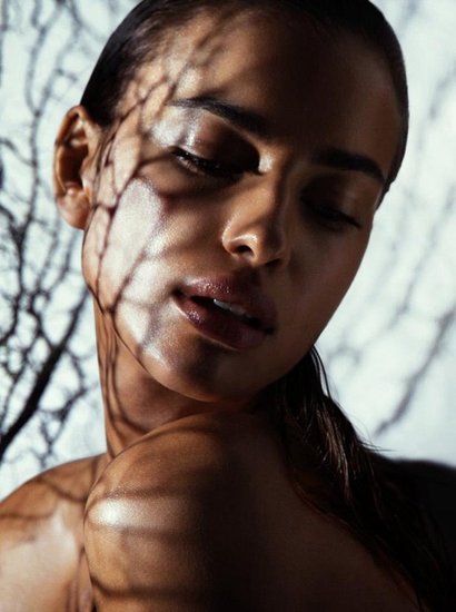 C罗女友倾情一脱 全裸出镜为环保事业 献身