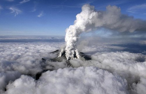 日本火山喷发 被困人员佩戴防护面具有序撤离