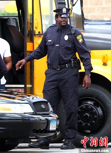 奥尼尔带假发客串电影角色 扮警察圆儿时梦想