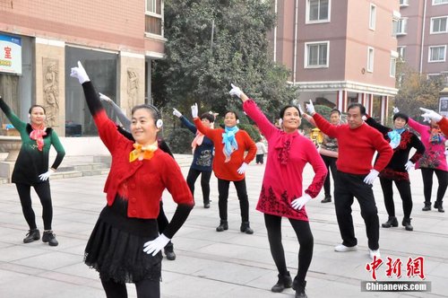 郑州大妈戴耳机跳“广场舞”拒绝噪音污染