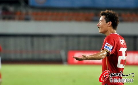 郜林隐蔽肘击假摔染黄 关键进球天使还是魔鬼