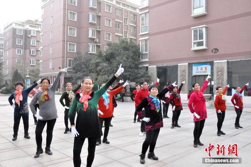 郑州大妈戴耳机跳“广场舞”拒绝噪音污染