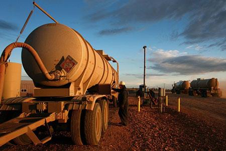 国际油价周五上涨 美国原油产量缓慢下降