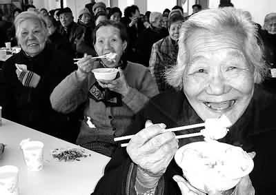 冬至情至关爱老人水饺献爱心公益活动