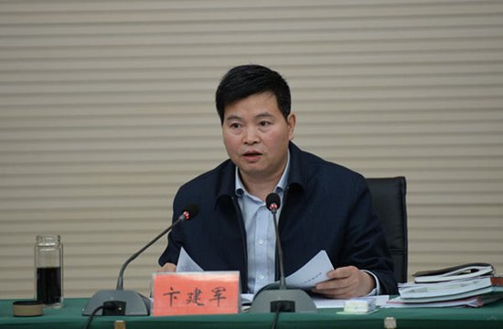 卞建军主持召开县政府第十六届第十八次常务会