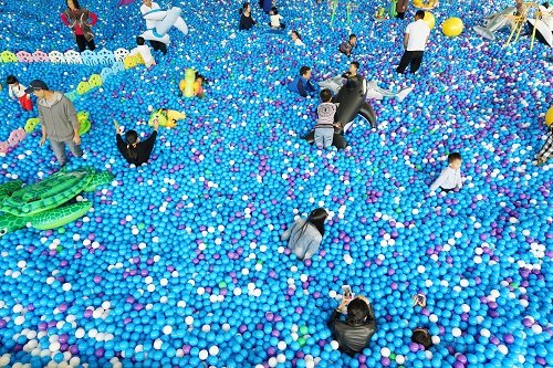 巨无霸海洋球池惊现昆城 再掀国际欢乐风潮_房产_腾讯网