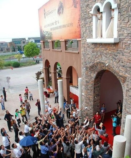 房企博眼球狂撒10万现金 美女营销那些事儿