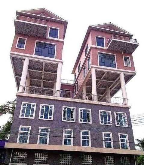 东莞惊现悬空别墅3层楼顶10根柱子撑起2幢别