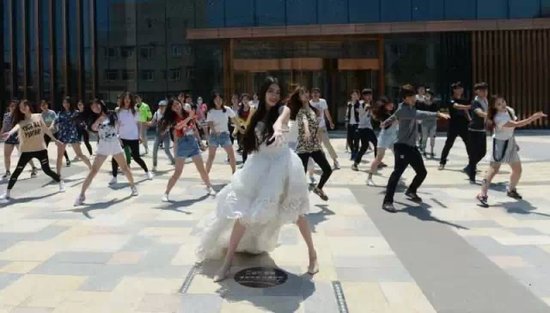 沈阳越秀·星汇云锦保安被白富美女友当街快闪求婚 感动众人_房产_腾讯网