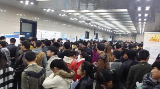 1.5万人涌进药城冬季人才交流会 现场3500多人