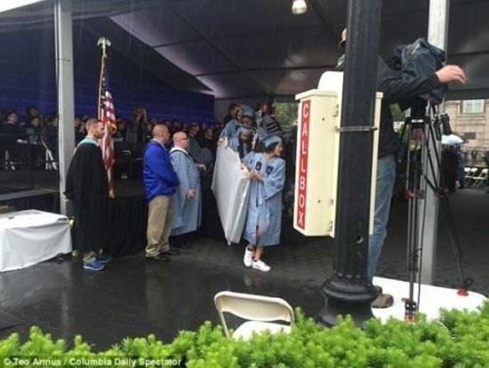 女生扛床垫毕业抗议遭强奸_频道-泰州