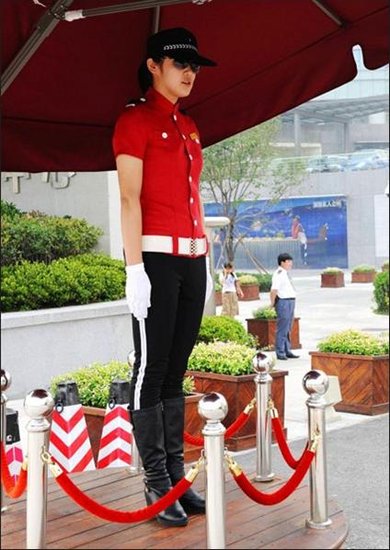 美女保安骑士装束:黑墨镜