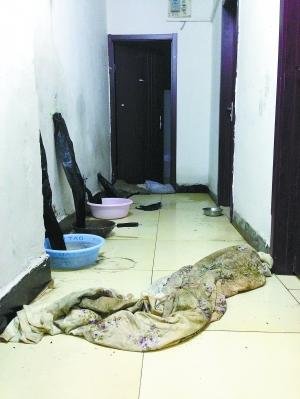 地下室群租房:屋顶漏水电线裸露 通道被锁