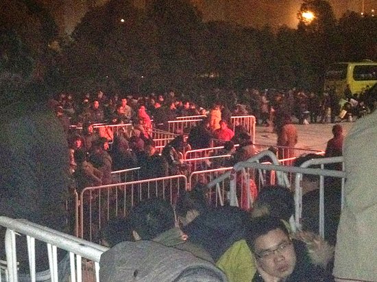 南京疯狂上演连夜抢房 现场一片混乱(图)