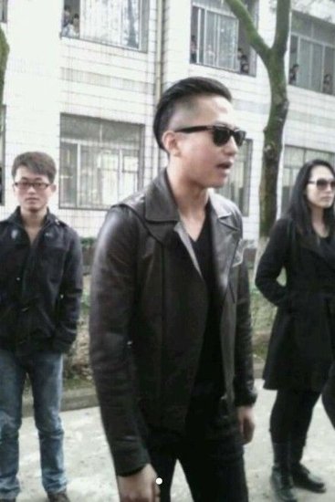 邓超考驾照重归校园遭女粉丝围堵(组图)