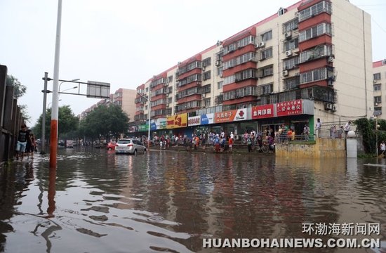 唐山暴雨:出租车被淹 年轻乘客当场吓哭(图)