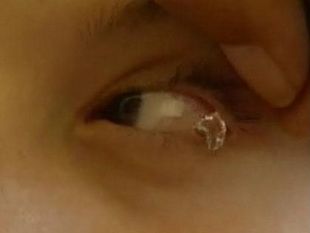 YouTube出现诡异视频 小女孩流下“石泪”