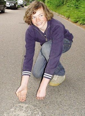 德14岁男孩被陨石砸中撞飞 大难不死堪称奇迹