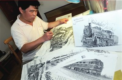 北京市民用钢笔绘制中国火车发展史(图)_奇闻