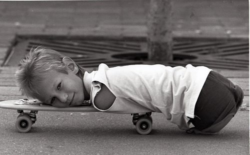 组图:男子四肢残缺不输常人 创造生命奇迹