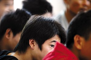 广东电白铁拳打击电话诈骗查处案件206宗