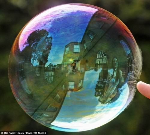 他的妻子莎拉接触泡沫的第一瞬间