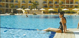 波兰13岁女孩离奇怀孕 母亲称泳池精子惹祸