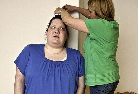 美国30岁女子无法停止长大 18岁就变成女巨人