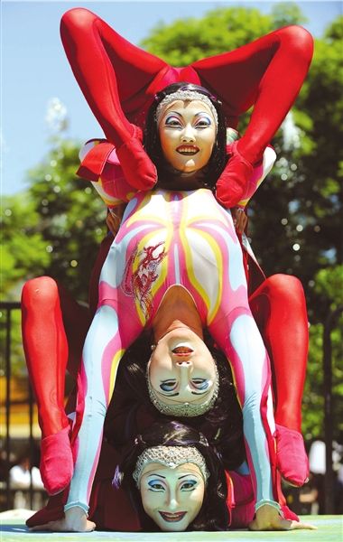 加拿大太阳马戏团表演柔术庆祝成立25周年_奇