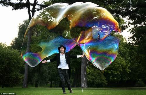 泡沫专家制造出世界上最大肥皂泡