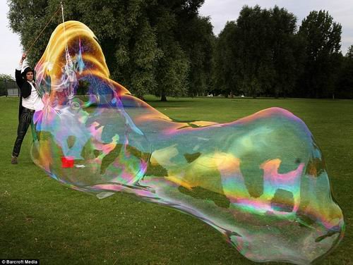 泡沫专家制造出世界上最大肥皂泡