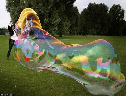 泡沫专家制造出世界上最大肥皂泡