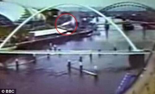 神秘UFO现身英国新闻直播 突然起飞消失空中