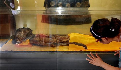 <em>北京</em>神秘干尸首次展出 龙袍裹身<em>头发</em>完好(图)_