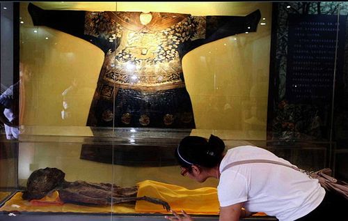 <em>北京</em>神秘干尸首次展出 龙袍裹身<em>头发</em>完好(图)_