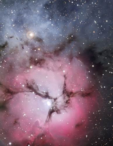 天文学家观测到极罕见“三叶星云”(图)