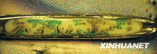 成都微雕大师针眼内雕刻28只大熊猫(组图)
