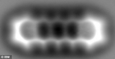 IBM用显微镜成功拍到世界首张单分子成像图