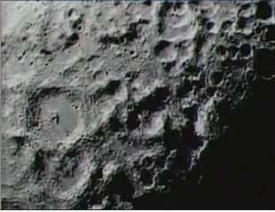 美国探测器成功连续撞月 探寻月球是否有水