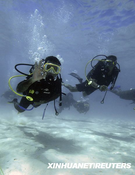 马尔代夫召开水下内阁会议 签署环保决议(图)_