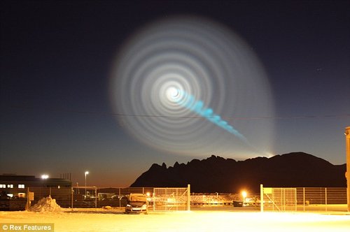挪威出现神秘现象 螺旋蓝白光圈停留在夜空