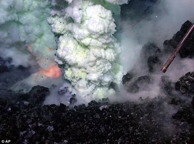 科学家首次拍摄到海底火山喷发壮观景象(图)
