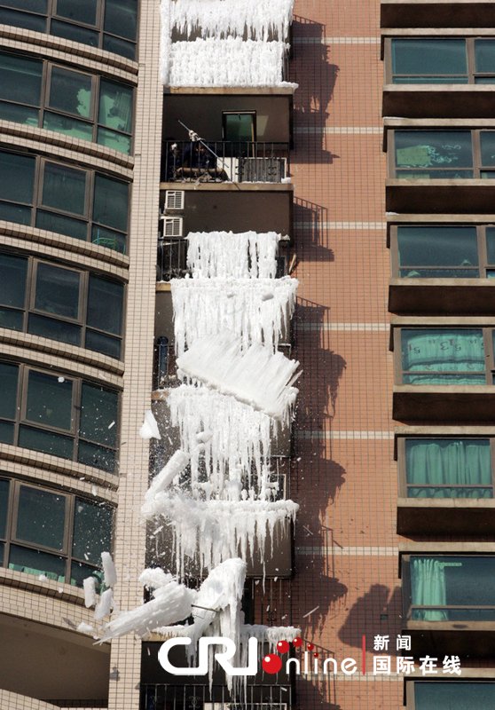 北京一幢居民楼水管爆裂 水流结冰成冰挂瀑布