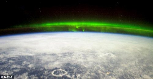 挪威夜空现“绿色水母” 卫星反射北极光所致