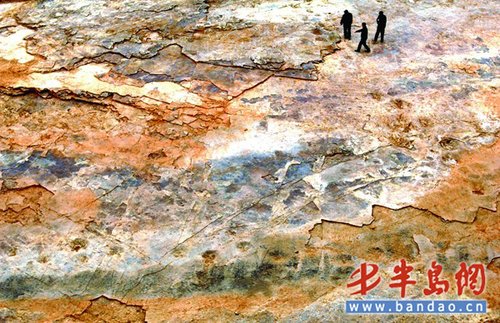 陡壁上的三千多个恐龙足迹化石,宛如巨幅山水画